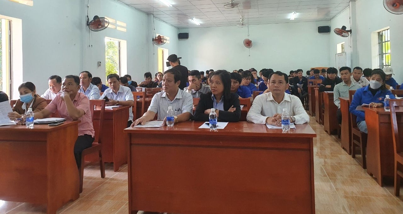 Thời gian tới, Trung tâm Dịch vụ Việc làm TP Đà Nẵng sẽ đẩy mạnh hoạt động khảo sát nhu cầu lao động ở các địa phương miền núi để tổ chức các phiên giao dịch việc làm. Ảnh: L.K. Thời gian tới, Trung tâm Dịch vụ Việc làm TP Đà Nẵng sẽ đẩy mạnh hoạt động khảo sát nhu cầu lao động ở các địa phương miền núi để tổ chức các phiên giao dịch việc làm. Ảnh: L.K.