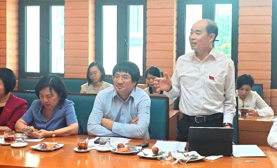 Đại biểu Nguyễn Đình Hưng, Phó Giám đốc Sở Y tế Hà Nội phát biểu tại Tổ 3. Ảnh: Nguyễn Trường. Đại biểu Nguyễn Đình Hưng, Phó Giám đốc Sở Y tế Hà Nội phát biểu tại Tổ 3. Ảnh: Nguyễn Trường.