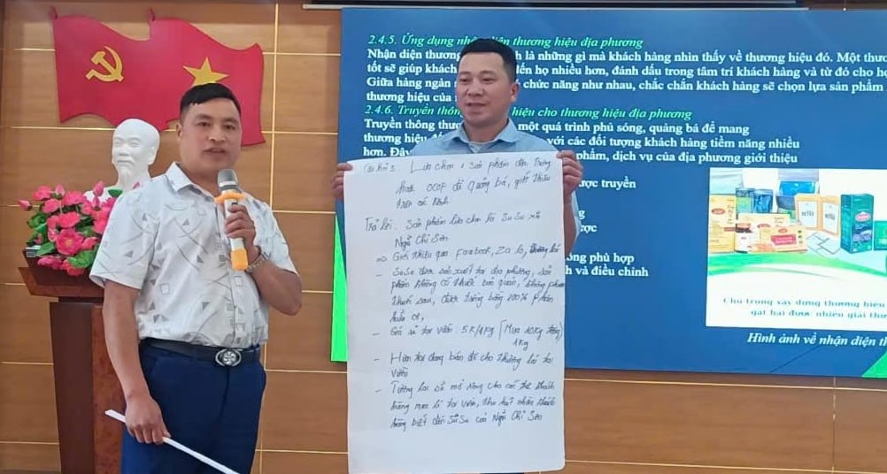 Các học viên viết câu chuyện về sản phẩm OCOP và giới thiệu, quảng bá cho các học viên trong lớp nghe, trao đổi góp ý. Ảnh: Lưu Hòa. Các học viên viết câu chuyện về sản phẩm OCOP và giới thiệu, quảng bá cho các học viên trong lớp nghe, trao đổi góp ý. Ảnh: Lưu Hòa.
