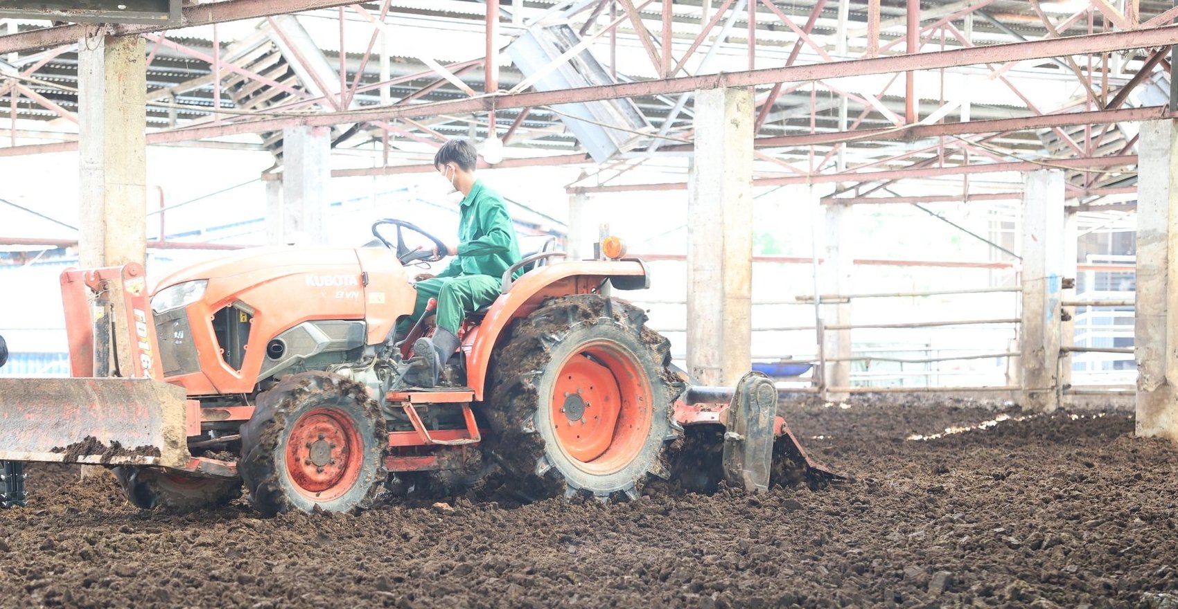Xe cơ giới chuyên dụng xử lý phân giúp hạn chế mùi hôi, giảm phát thải. Ảnh: Trần Trung. Xe cơ giới chuyên dụng xử lý phân giúp hạn chế mùi hôi, giảm phát thải. Ảnh: Trần Trung.