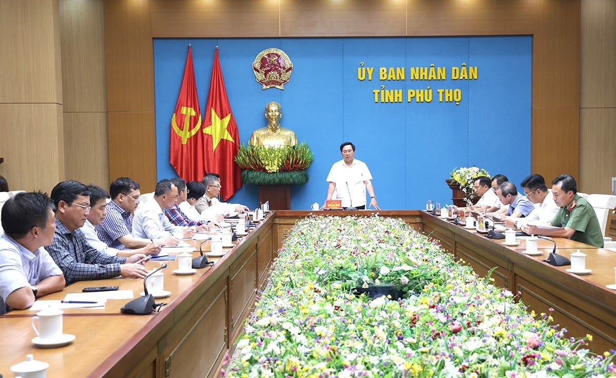Ông Trần Duy Đông - Chủ tịch UBND tỉnh Phú Thọ chủ trì buổi làm việc với EVN, EVNNPT. Ảnh: EVNNPT. Ông Trần Duy Đông - Chủ tịch UBND tỉnh Phú Thọ chủ trì buổi làm việc với EVN, EVNNPT. Ảnh: EVNNPT.