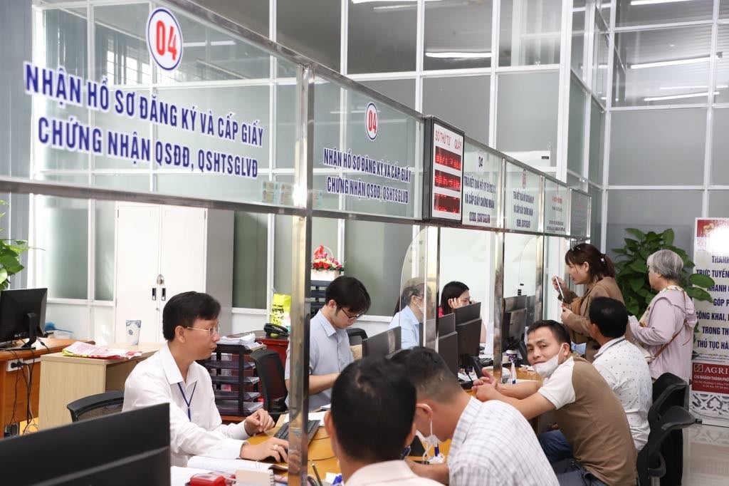 Người dân đến Trung tâm Phục vụ hành chính phường Dĩ An đăng kí về thủ tục đất đai. Ảnh: Đình Du. Người dân đến Trung tâm Phục vụ hành chính phường Dĩ An đăng kí về thủ tục đất đai. Ảnh: Đình Du.