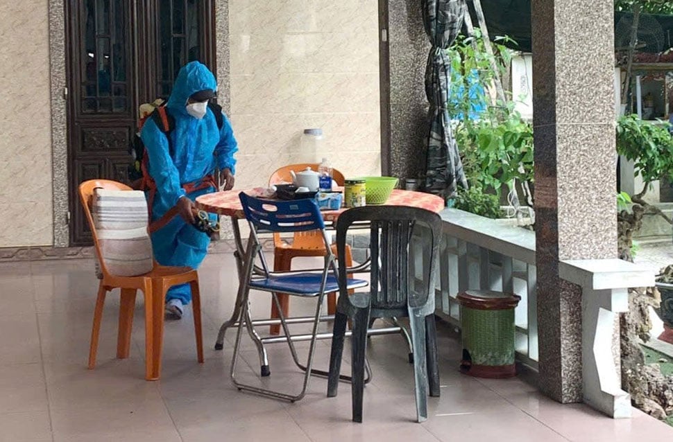 Lực lượng y tế TP Huế xử lý môi trường để phòng chống bệnh liên cầu lợn. Ảnh: V.D. Lực lượng y tế TP Huế xử lý môi trường để phòng chống bệnh liên cầu lợn. Ảnh: V.D.