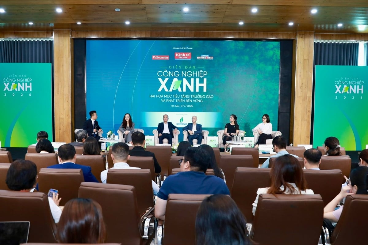 Nhiều chia sẻ được các diễn giả đưa ra để giải 'bài toán' hài hòa mục tiêu tăng trưởng cao và phát triển bền vững. Ảnh: Phạm Oanh. Nhiều chia sẻ được các diễn giả đưa ra để giải 'bài toán' hài hòa mục tiêu tăng trưởng cao và phát triển bền vững. Ảnh: Phạm Oanh.
