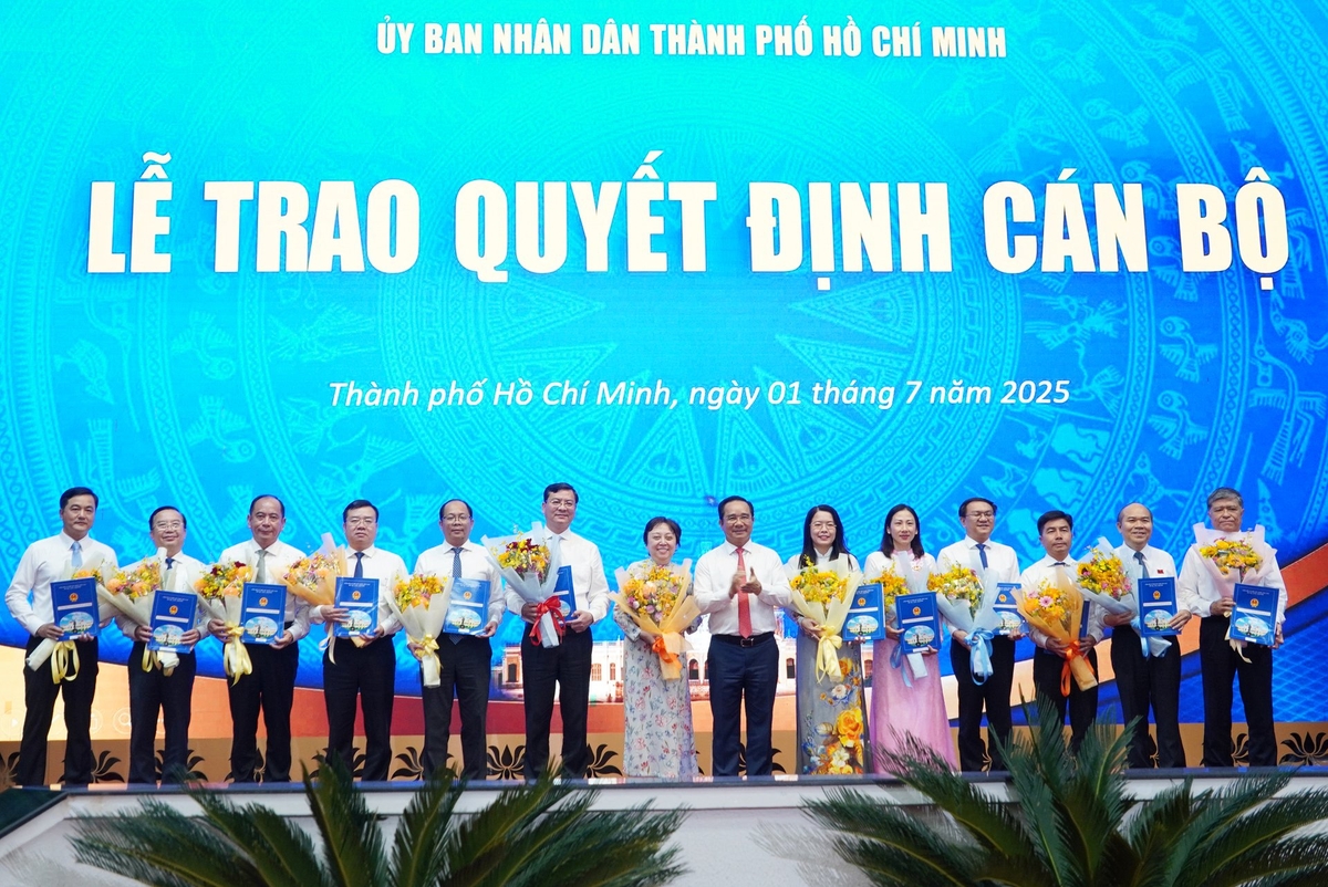Chủ tịch UBND TP.HCM Nguyễn Văn Được trao quyết định cho các Giám đốc các Sở, ngành thuộc UBND TP.HCM sau sáp nhập 3 địa phương. Ảnh: Nguyễn Thủy. Chủ tịch UBND TP.HCM Nguyễn Văn Được trao quyết định cho các Giám đốc các Sở, ngành thuộc UBND TP.HCM sau sáp nhập 3 địa phương. Ảnh: Nguyễn Thủy.