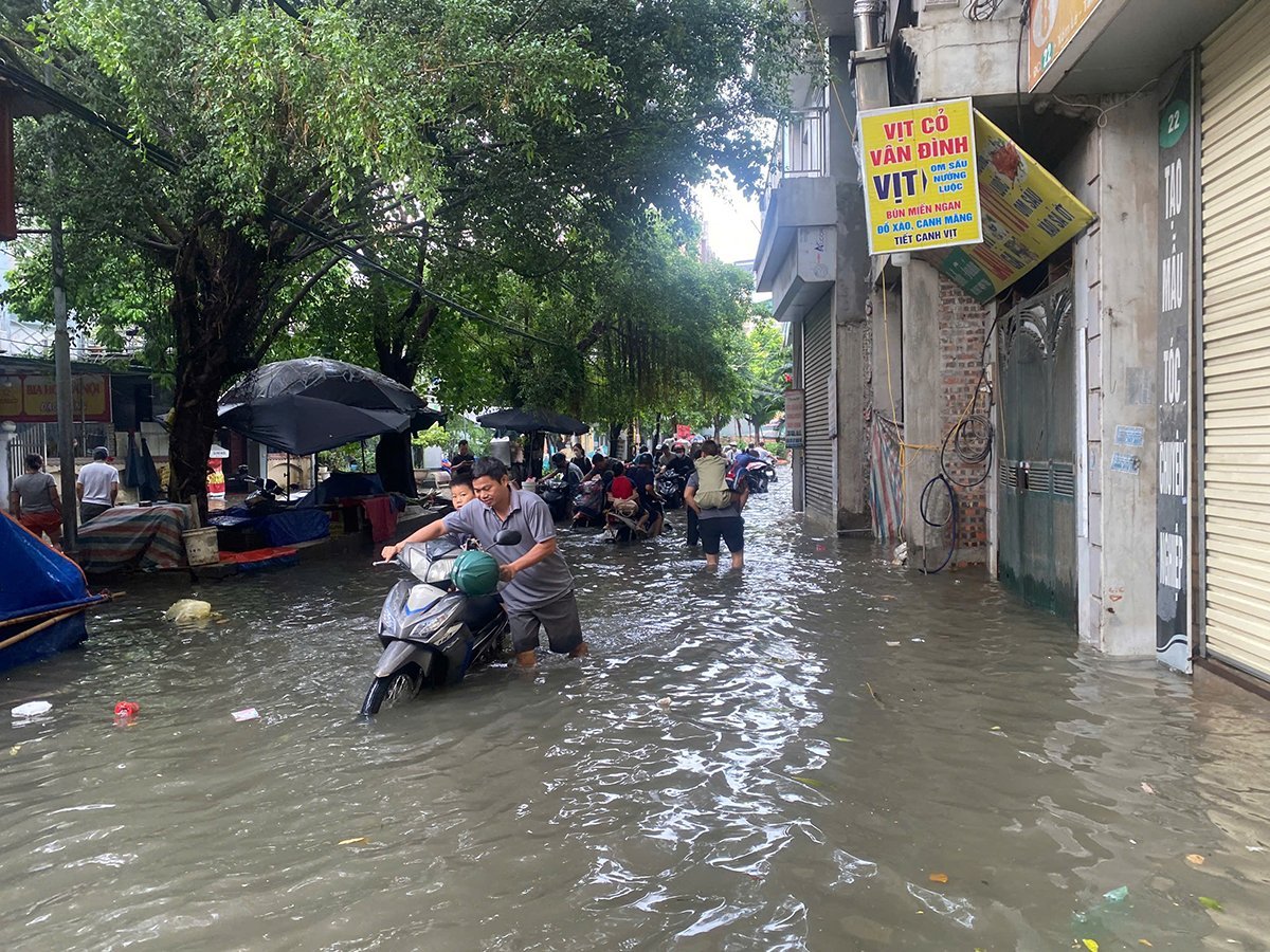 Hà Nội quyết liệt triển khai các giải pháp phòng ngừa, ứng phó và khắc phục sự cố thiên tai, bảo vệ dân sinh, phát triển Thủ đô bền vững. Ảnh: Hoàng Minh. Hà Nội quyết liệt triển khai các giải pháp phòng ngừa, ứng phó và khắc phục sự cố thiên tai, bảo vệ dân sinh, phát triển Thủ đô bền vững. Ảnh: Hoàng Minh.