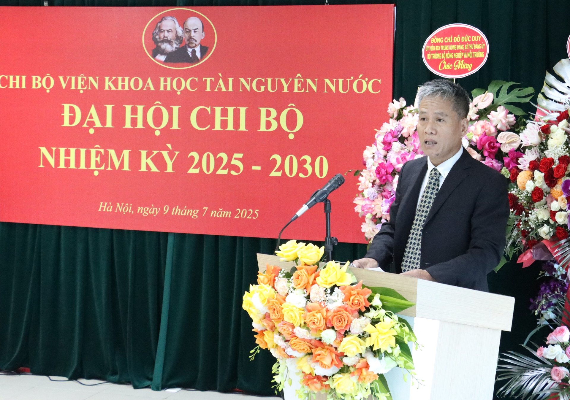 Đồng chí Dương Hồng Sơn, Bí thư Chi bộ, Viện trưởng Viện Khoa học Tài nguyên nước phát biểu tại Đại hội. Ảnh: Nguyễn Thủy. Đồng chí Dương Hồng Sơn, Bí thư Chi bộ, Viện trưởng Viện Khoa học Tài nguyên nước phát biểu tại Đại hội. Ảnh: Nguyễn Thủy.