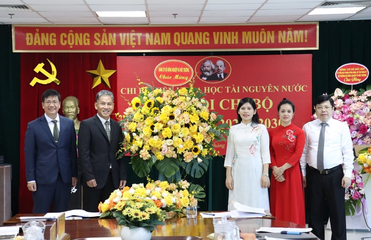 Thay mặt lãnh đạo Đảng ủy Bộ NN-MT, đồng chí Nguyễn Thị Yến, Phó Văn phòng Đảng ủy Bộ tặng hoa chúc mừng Đại hội Chi bộ Viện Khoa học Tài nguyên nước. Ảnh: Nguyễn Thủy. Thay mặt lãnh đạo Đảng ủy Bộ NN-MT, đồng chí Nguyễn Thị Yến, Phó Văn phòng Đảng ủy Bộ tặng hoa chúc mừng Đại hội Chi bộ Viện Khoa học Tài nguyên nước. Ảnh: Nguyễn Thủy.