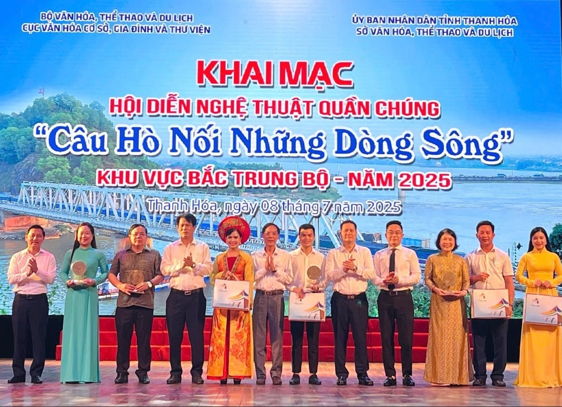 Ban tổ chức trao cúp, quà lưu niệm cho các đoàn tham dự hội diễn. Ảnh: Hữu Tình. Ban tổ chức trao cúp, quà lưu niệm cho các đoàn tham dự hội diễn. Ảnh: Hữu Tình.