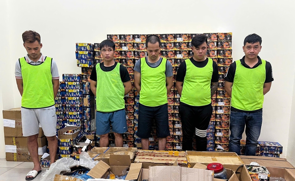 Khởi tố 5 đối tượng sản xuất, buôn bán pháo hoa nổ. Ảnh: Công an TP Hà Nội. Khởi tố 5 đối tượng sản xuất, buôn bán pháo hoa nổ. Ảnh: Công an TP Hà Nội.