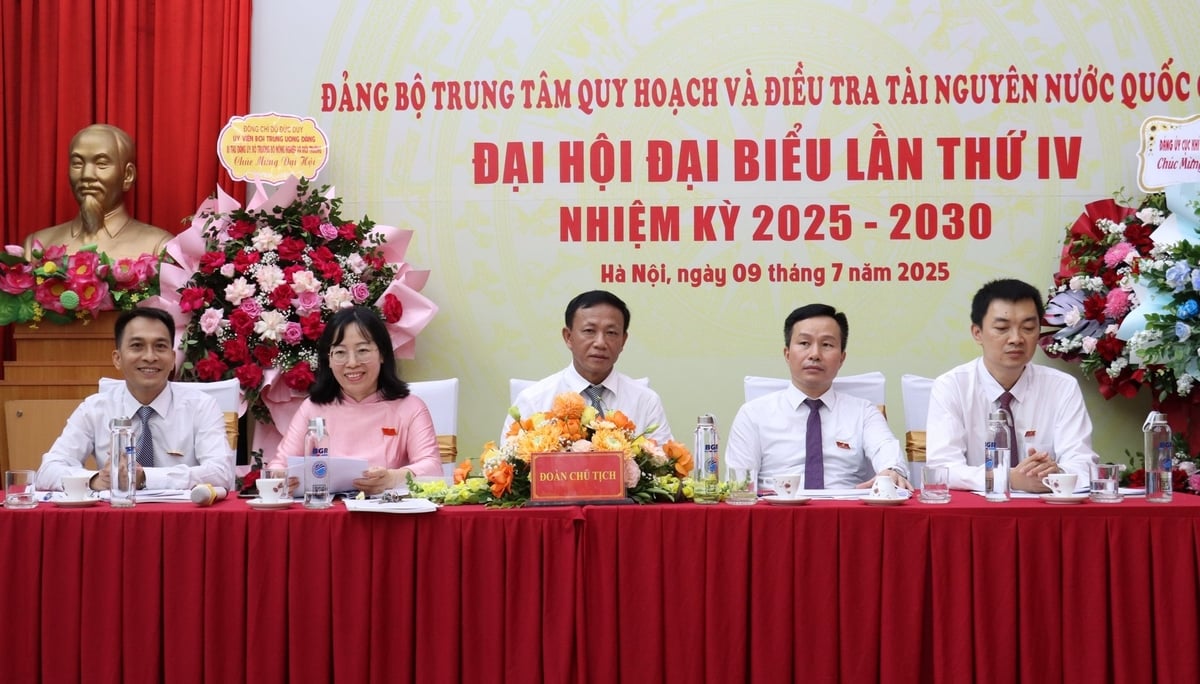 Đoàn Chủ tịch điều hành Đại hội Đảng bộ Trung tâm Quy hoạch và Điều tra tài nguyên nước quốc gia, nhiệm kỳ 2025-2030. Ảnh: Nguyễn Thủy. Đoàn Chủ tịch điều hành Đại hội Đảng bộ Trung tâm Quy hoạch và Điều tra tài nguyên nước quốc gia, nhiệm kỳ 2025-2030. Ảnh: Nguyễn Thủy.