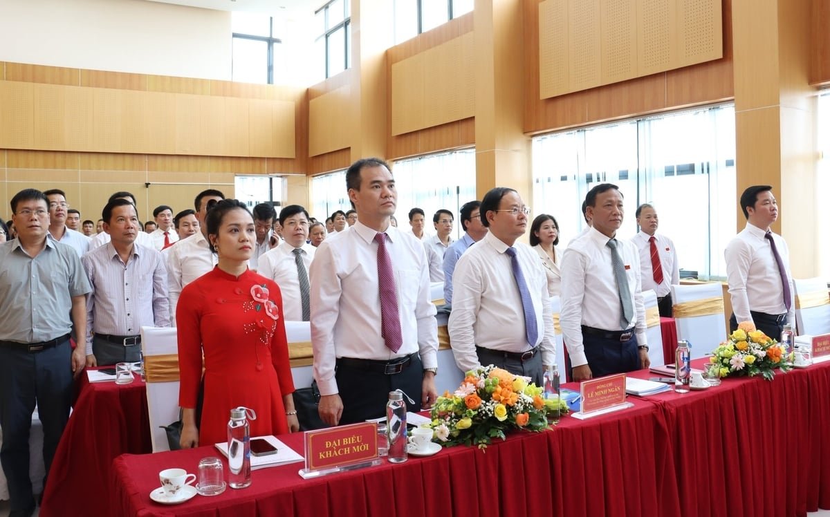 Các đại biểu chào cờ, khai mạc Đại hội Đại biểu Đảng bộ Trung tâm Quy hoạch và Điều tra tài nguyên nước quốc gia, nhiệm kỳ 2025-2030. Ảnh: Nguyễn Thủy. Các đại biểu chào cờ, khai mạc Đại hội Đại biểu Đảng bộ Trung tâm Quy hoạch và Điều tra tài nguyên nước quốc gia, nhiệm kỳ 2025-2030. Ảnh: Nguyễn Thủy.