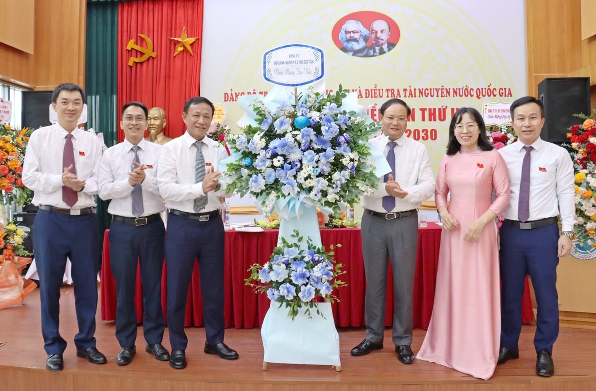 Thứ trưởng Lê Minh Ngân tặng hoa chúc mừng Đại hội Đảng bộ Trung tâm Quy hoạch và Điều tra tài nguyên nước quốc gia. Ảnh: Nguyễn Thủy. Thứ trưởng Lê Minh Ngân tặng hoa chúc mừng Đại hội Đảng bộ Trung tâm Quy hoạch và Điều tra tài nguyên nước quốc gia. Ảnh: Nguyễn Thủy.
