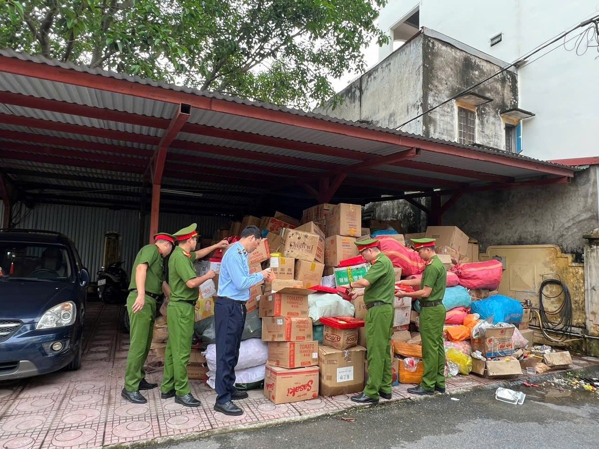 Chính quyền địa phương khuyến khích bà con xã An Khánh tiếp tục tự nguyện giao nộp hàng hóa không đúng quy định để tiến hành tiêu hủy theo quy định. Ảnh: Công an TP Hà Nội. Chính quyền địa phương khuyến khích bà con xã An Khánh tiếp tục tự nguyện giao nộp hàng hóa không đúng quy định để tiến hành tiêu hủy theo quy định. Ảnh: Công an TP Hà Nội.