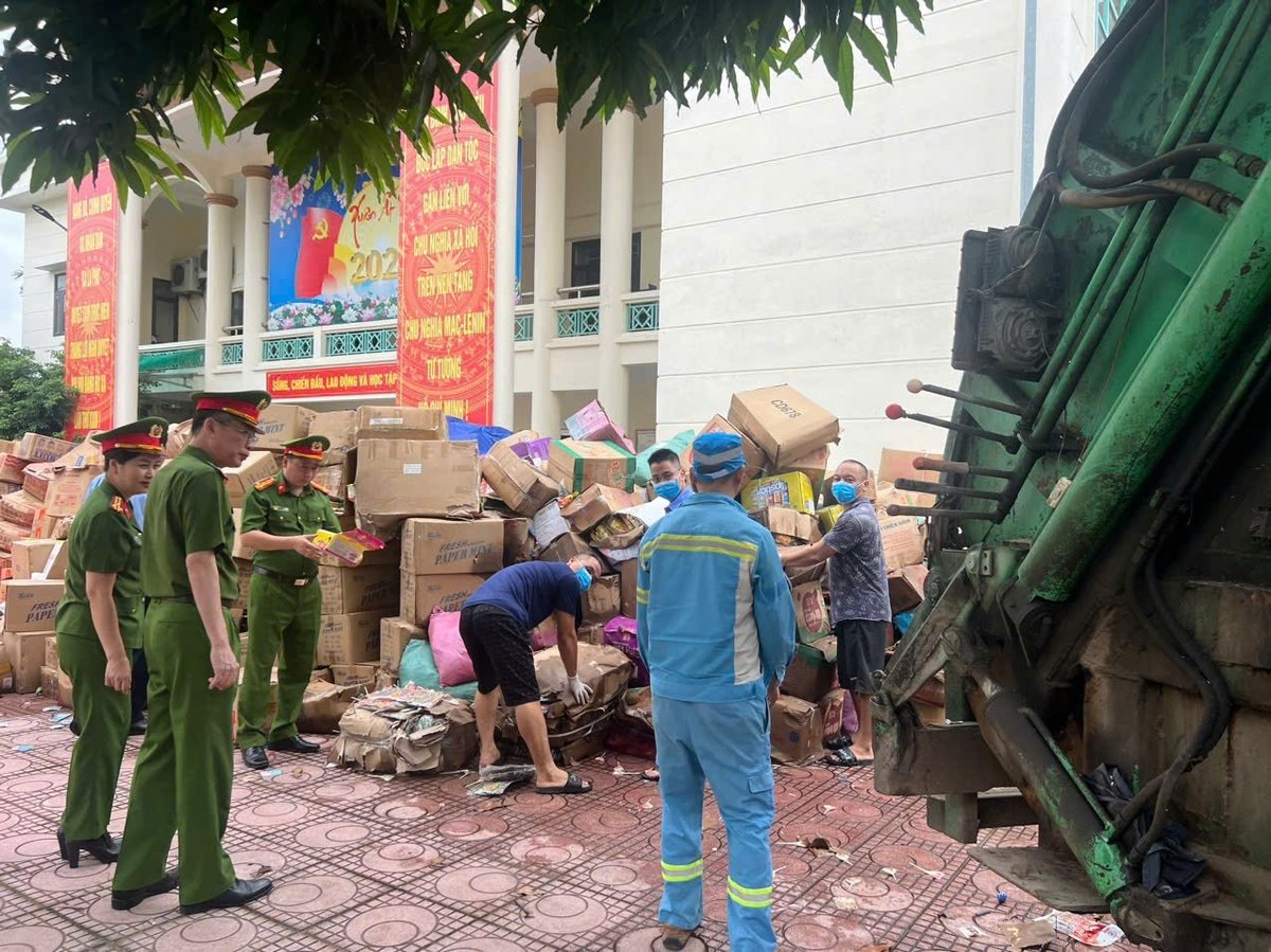 Tổ chức đưa thành phẩm bánh, kẹo... đi tiêu hủy theo quy định. Ảnh: Công an TP Hà Nội. Tổ chức đưa thành phẩm bánh, kẹo... đi tiêu hủy theo quy định. Ảnh: Công an TP Hà Nội.