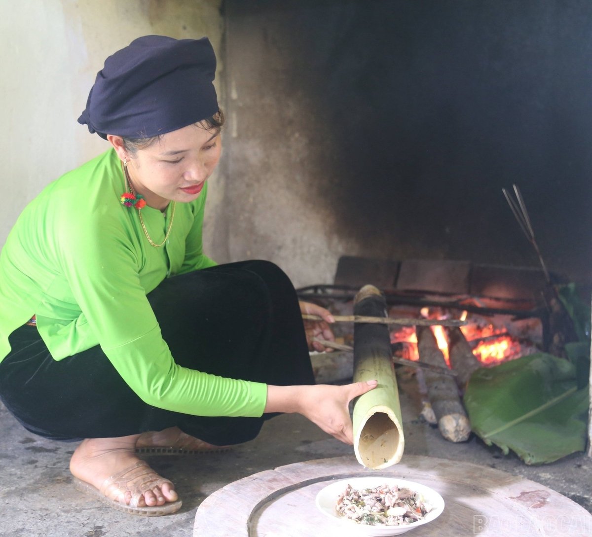 Phụ nữ xã Nghĩa Đô đang chế biến món vịt bầu lam. Ảnh: Cổng TTĐT Lào Cai. Phụ nữ xã Nghĩa Đô đang chế biến món vịt bầu lam. Ảnh: Cổng TTĐT Lào Cai.