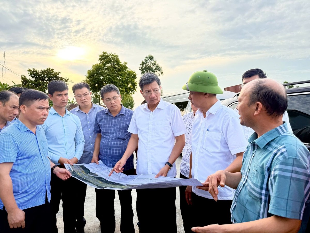 Ông Lê Anh Quân - Phó Chủ tịch Thường trực UBND thành phố Hải Phòng (thứ 3 từ phải sang) kiểm tra thực địa dự án. Ảnh: Việt Cường. Ông Lê Anh Quân - Phó Chủ tịch Thường trực UBND thành phố Hải Phòng (thứ 3 từ phải sang) kiểm tra thực địa dự án. Ảnh: Việt Cường.