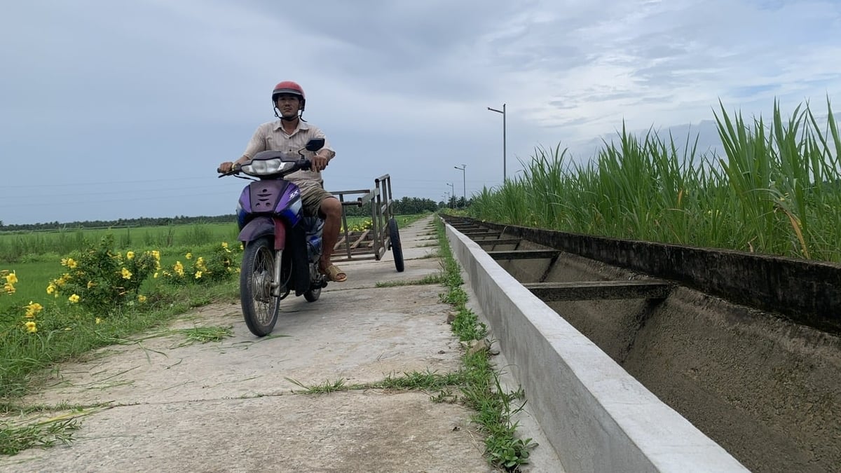 Nhờ có đường giao thông nông thôn, người dân có thể chở lúa thẳng vào tận ruộng. Ảnh: Hồ Thảo. Nhờ có đường giao thông nông thôn, người dân có thể chở lúa thẳng vào tận ruộng. Ảnh: Hồ Thảo.