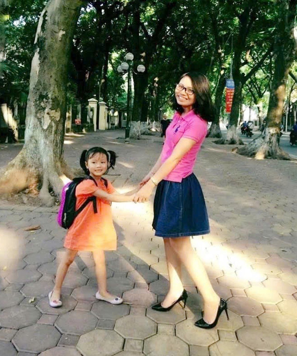 O Huệ và con gái bên hàng sấu phố Phan Đình Phùng. O Huệ và con gái bên hàng sấu phố Phan Đình Phùng.