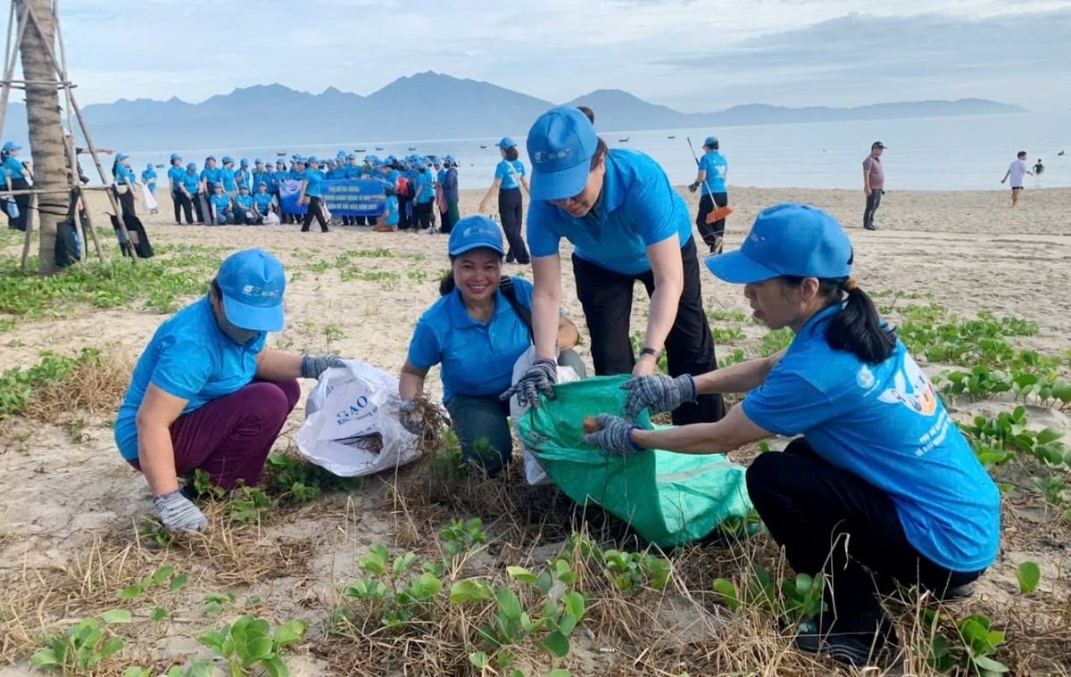Biển Đà Nẵng xanh hơn nhờ sự vào cuộc, chung tay của mỗi người dân. Ảnh: Lan Anh. Biển Đà Nẵng xanh hơn nhờ sự vào cuộc, chung tay của mỗi người dân. Ảnh: Lan Anh.