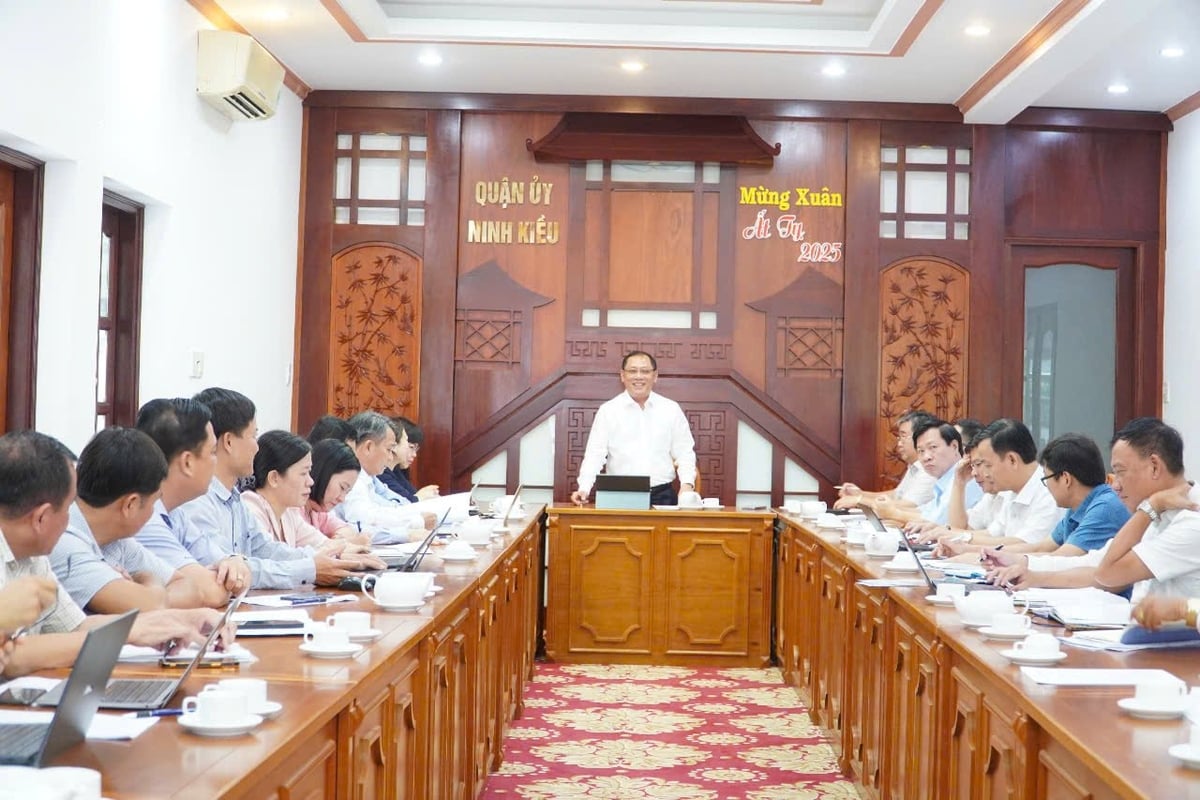 Phó Chủ tịch UBND TP. Cần Thơ Trần Chí Hùng làm việc với Sở Nông nghiệp và Môi trường để nắm thông tin, tháo gỡ khó khăn cho đơn vị. Ảnh: Kim Anh. Phó Chủ tịch UBND TP. Cần Thơ Trần Chí Hùng làm việc với Sở Nông nghiệp và Môi trường để nắm thông tin, tháo gỡ khó khăn cho đơn vị. Ảnh: Kim Anh.
