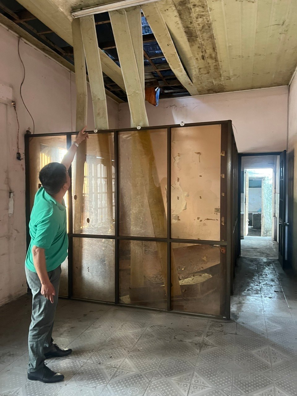 Căn nhà của bà Lộc đã bị xuống cấp nghiêm trọng nhưng không được sửa chữa. Ảnh: Đức Trung. Căn nhà của bà Lộc đã bị xuống cấp nghiêm trọng nhưng không được sửa chữa. Ảnh: Đức Trung.