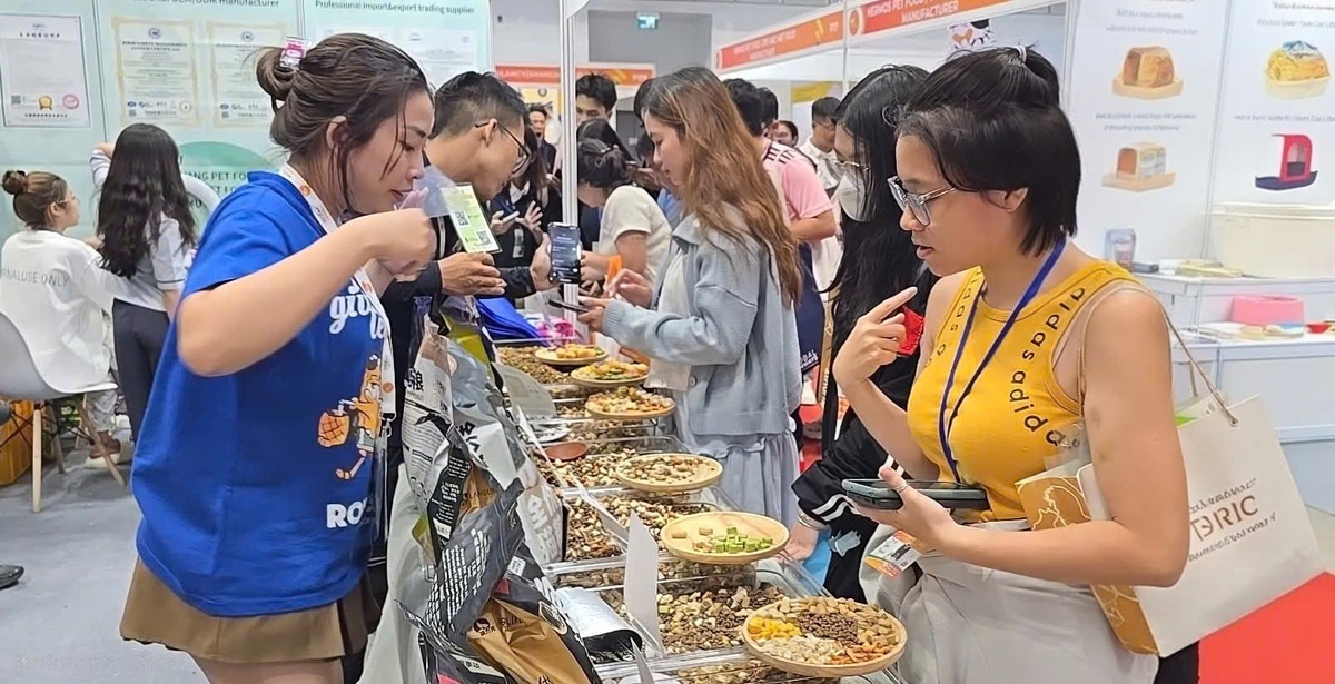 Giới trẻ đang dẫn đầu xu hướng nuôi thú cưng, sẵn sàng chi tiêu cho dịch vụ chăm sóc, thức ăn, tiêm phòng, spa và các tiện ích đi kèm. Ảnh: Minh Sáng. Giới trẻ đang dẫn đầu xu hướng nuôi thú cưng, sẵn sàng chi tiêu cho dịch vụ chăm sóc, thức ăn, tiêm phòng, spa và các tiện ích đi kèm. Ảnh: Minh Sáng.