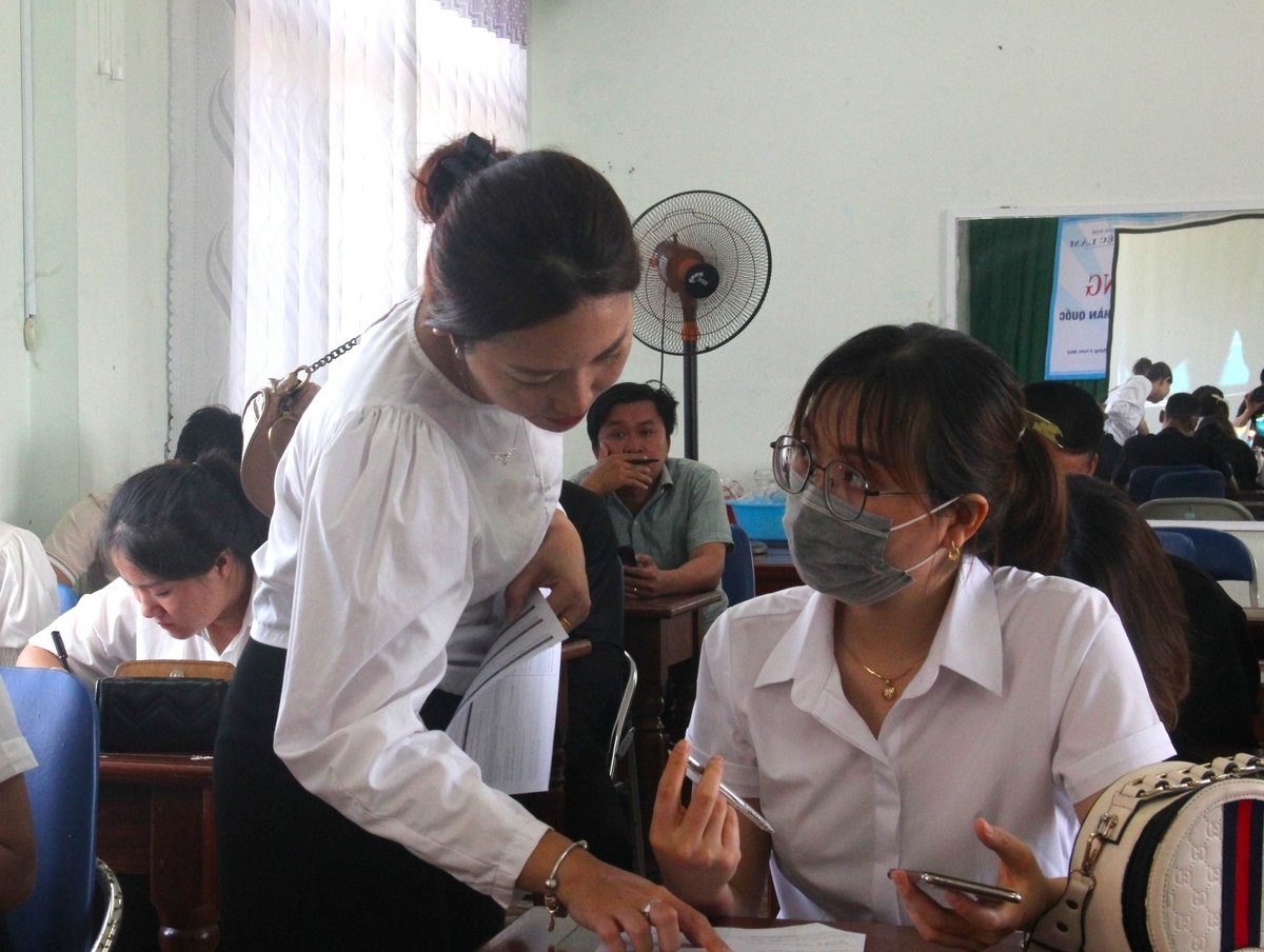 Thông qua các phiên giao dịch việc làm, người lao động có nhu cầu tìm kiếm việc làm sẽ trực tiếp trao đổi với các doanh nghiệp tuyển dụng. Ảnh: L.K. Thông qua các phiên giao dịch việc làm, người lao động có nhu cầu tìm kiếm việc làm sẽ trực tiếp trao đổi với các doanh nghiệp tuyển dụng. Ảnh: L.K.