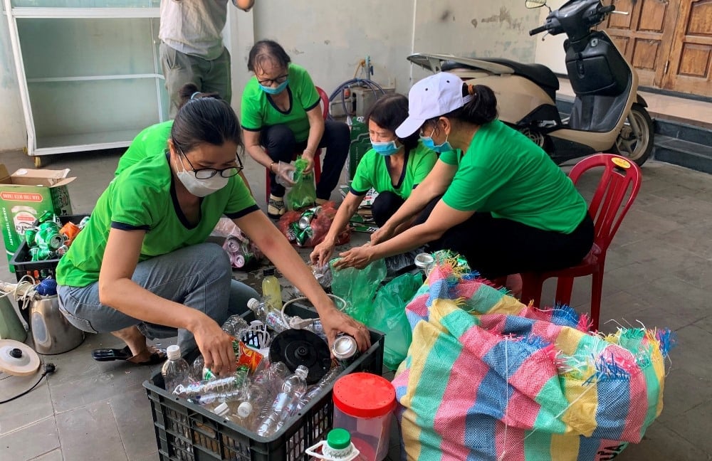 Chị em phụ nữ phường An Khê phân loại rác thải bán phế liệu để tạo nguồn quỹ thực hiện 'Bếp ăn 0 đồng'. Ảnh: Lan Anh. Chị em phụ nữ phường An Khê phân loại rác thải bán phế liệu để tạo nguồn quỹ thực hiện 'Bếp ăn 0 đồng'. Ảnh: Lan Anh.