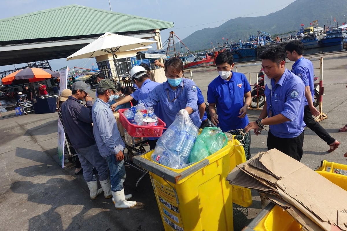 Tiểu thương và ngư dân ở Âu thuyền - Cảng cá Thọ Quang nộp rác thải nhựa sau mỗi chuyến ra khơi. Ảnh: Lan Anh Tiểu thương và ngư dân ở Âu thuyền - Cảng cá Thọ Quang nộp rác thải nhựa sau mỗi chuyến ra khơi. Ảnh: Lan Anh