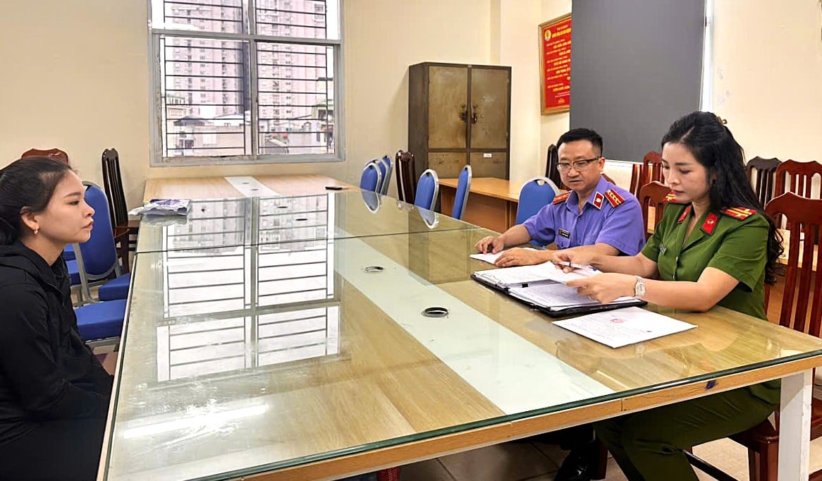 Đối tượng Nguyễn Thị Thư - chủ lò mổ - làm việc với cơ quan điều tra. Ảnh: Công an TP. Hà Nội. Đối tượng Nguyễn Thị Thư - chủ lò mổ - làm việc với cơ quan điều tra. Ảnh: Công an TP. Hà Nội.