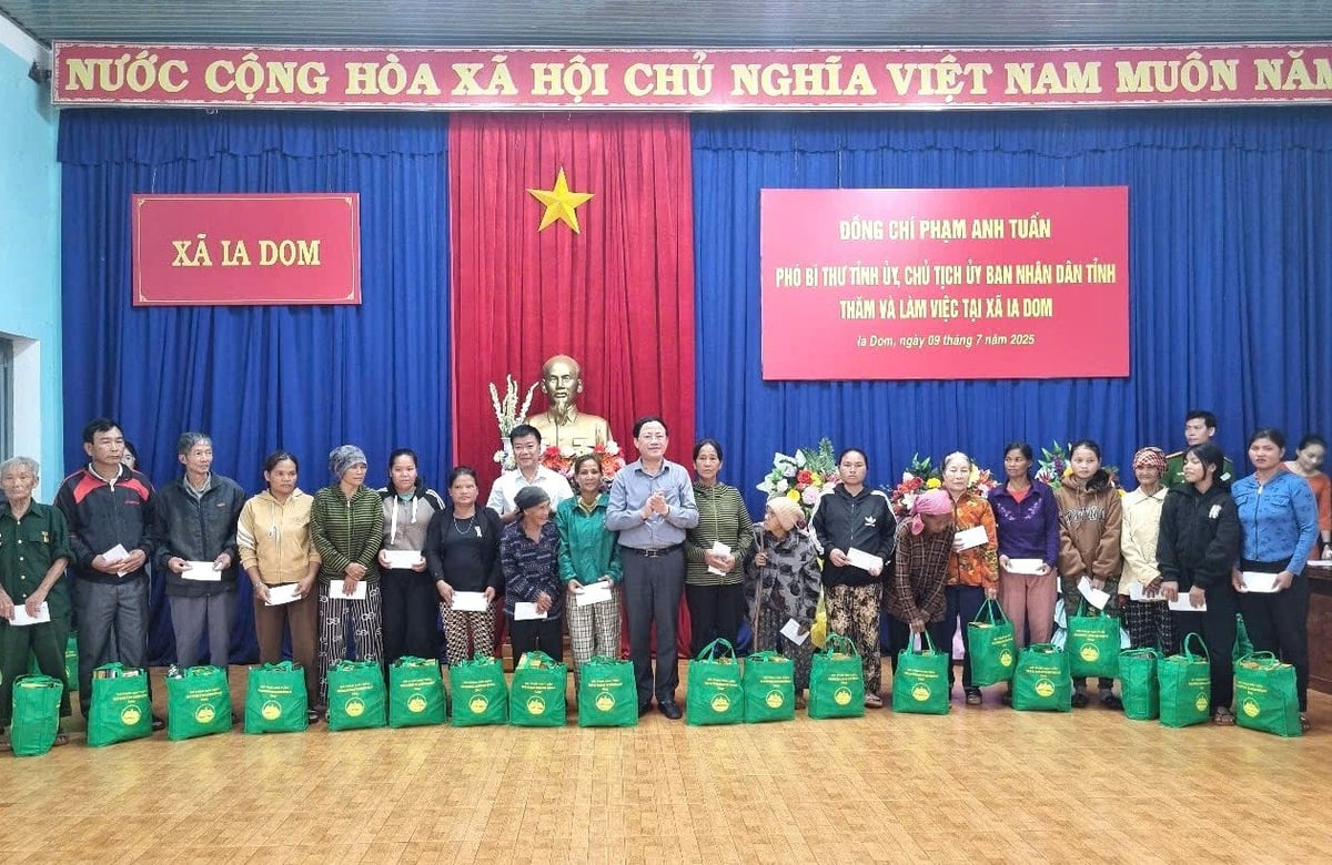 Chủ tịch UBND tỉnh Gia Lai trao quà cho các hộ nghèo tại xã Ia Dom. Ảnh: Tuấn Anh. Chủ tịch UBND tỉnh Gia Lai trao quà cho các hộ nghèo tại xã Ia Dom. Ảnh: Tuấn Anh.