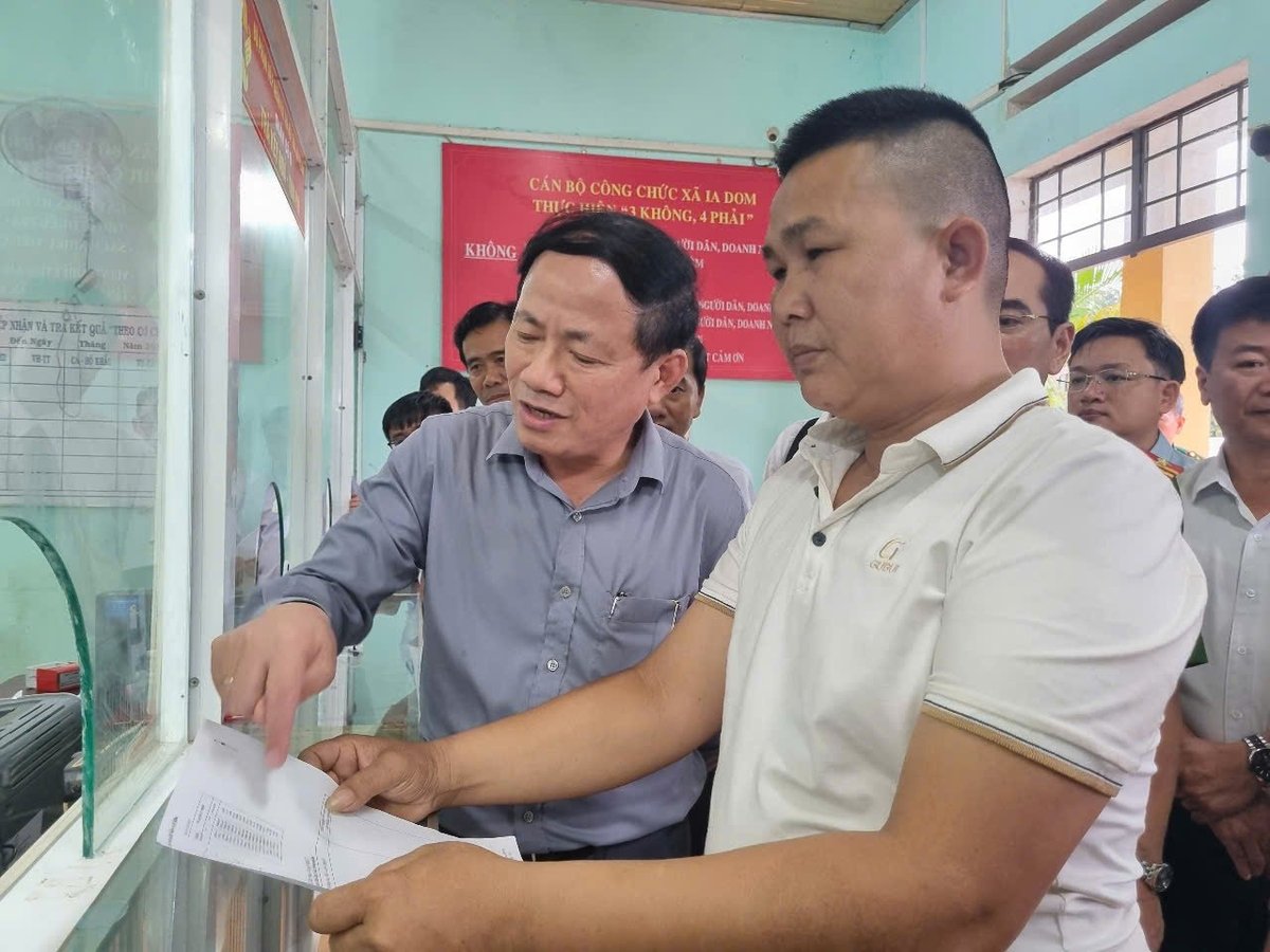 Chủ tịch UBND tỉnh Gia Lai kiểm tra Trung tâm phục vụ hành chính công tại xã Ia Dom. Ảnh: Tuấn Anh. Chủ tịch UBND tỉnh Gia Lai kiểm tra Trung tâm phục vụ hành chính công tại xã Ia Dom. Ảnh: Tuấn Anh.