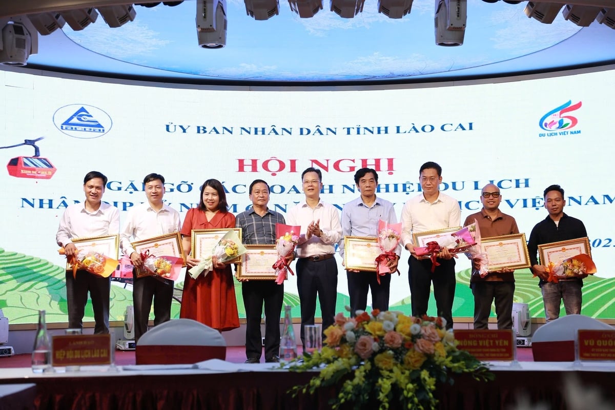 Phó Chủ tịch UBND tỉnh Lào Cai Nguyễn Thành Sinh tặng Bằng khen cho các cá nhân tiêu biểu có thành tích xuất sắc trong hoạt động du lịch. Ảnh: Bích Hợp. Phó Chủ tịch UBND tỉnh Lào Cai Nguyễn Thành Sinh tặng Bằng khen cho các cá nhân tiêu biểu có thành tích xuất sắc trong hoạt động du lịch. Ảnh: Bích Hợp.