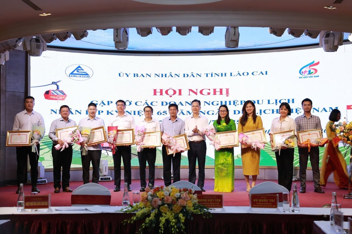 Phó Chủ tịch UBND tỉnh Lào Cai Nguyễn Thành Sinh tặng Bằng khen cho các tập thể có thành tích xuất sắc trong hoạt động du lịch. Ảnh: Bích Hợp. Phó Chủ tịch UBND tỉnh Lào Cai Nguyễn Thành Sinh tặng Bằng khen cho các tập thể có thành tích xuất sắc trong hoạt động du lịch. Ảnh: Bích Hợp.