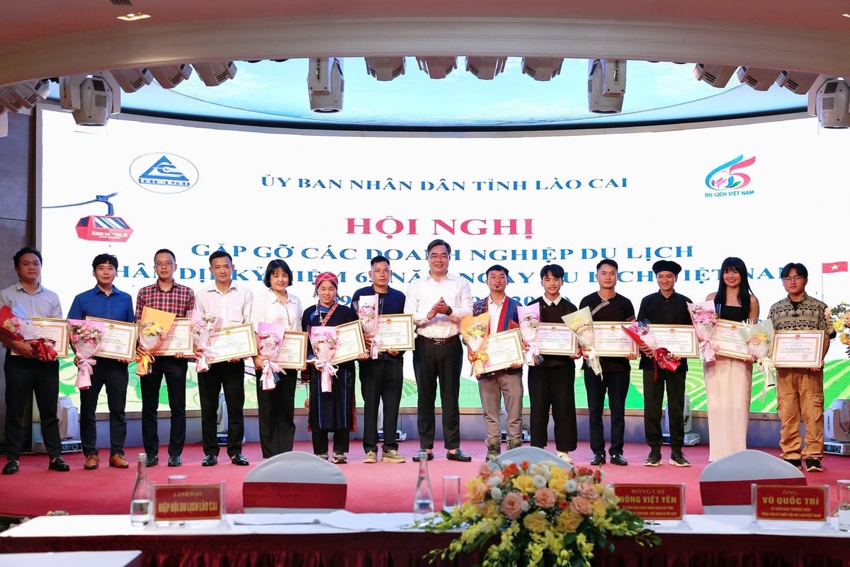 Giám đốc Sở Văn hóa, Thể thao và Du lịch Nông Việt Yên tặng Giấy khen cho các cá nhân tiêu biểu có nhiều đóng góp trong công tác truyền thông du lịch. Ảnh: Bích Hợp. Giám đốc Sở Văn hóa, Thể thao và Du lịch Nông Việt Yên tặng Giấy khen cho các cá nhân tiêu biểu có nhiều đóng góp trong công tác truyền thông du lịch. Ảnh: Bích Hợp.