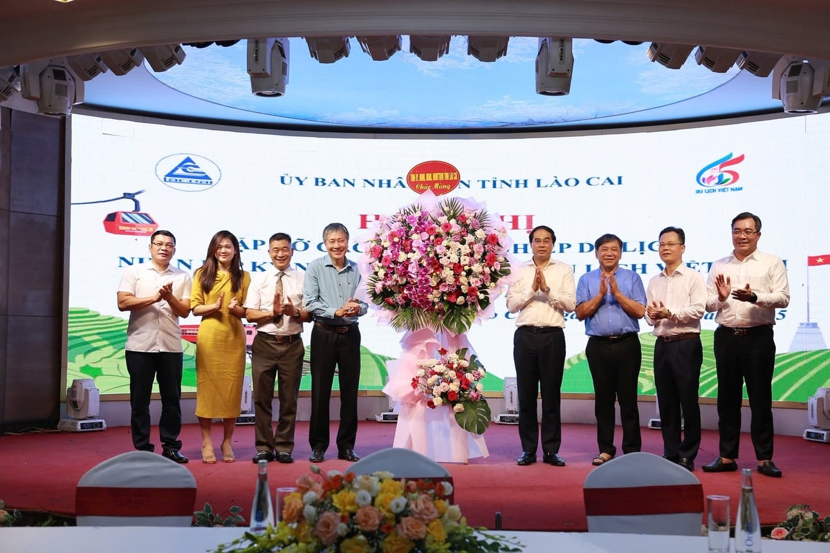 Bí thư Tỉnh ủy Trịnh Xuân Trường, Phó Chủ tịch UBND tỉnh Nguyễn Thành Sinh và Giám đốc Sở VHTTDL Nông Việt Yên tặng hoa chúc mừng kỷ niệm 65 năm ngành Du lịch Việt Nam. Ảnh: Bích Hợp. Bí thư Tỉnh ủy Trịnh Xuân Trường, Phó Chủ tịch UBND tỉnh Nguyễn Thành Sinh và Giám đốc Sở VHTTDL Nông Việt Yên tặng hoa chúc mừng kỷ niệm 65 năm ngành Du lịch Việt Nam. Ảnh: Bích Hợp.