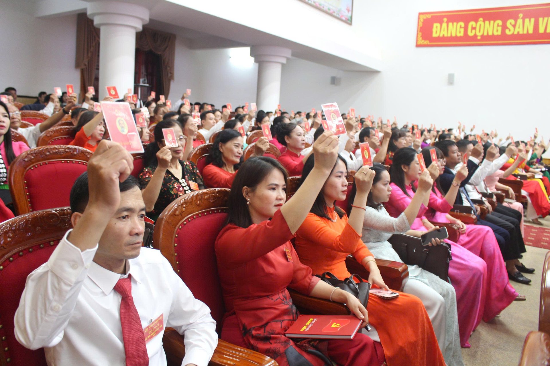 Các đại biểu biểu quyết thông qua Nghị quyết Đại hội. Ảnh: Nguyễn Nga. Các đại biểu biểu quyết thông qua Nghị quyết Đại hội. Ảnh: Nguyễn Nga.