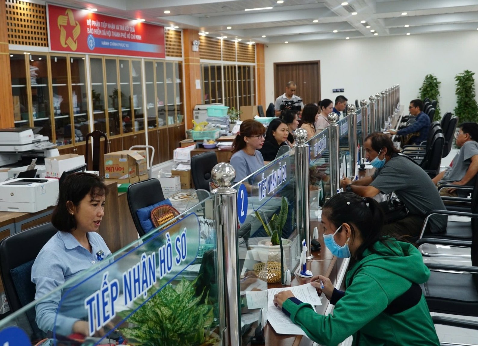 Người dân 3 địa phương TP.HCM, Bình Dương, Bà Rịa - Vũng Tàu (cũ) vẫn tiếp tục được áp dụng các mức đóng BHYT, BHXH theo quy định cũ cho đến khi có thông báo mới. Ảnh: Mỹ Hạnh. Người dân 3 địa phương TP.HCM, Bình Dương, Bà Rịa - Vũng Tàu (cũ) vẫn tiếp tục được áp dụng các mức đóng BHYT, BHXH theo quy định cũ cho đến khi có thông báo mới. Ảnh: Mỹ Hạnh.
