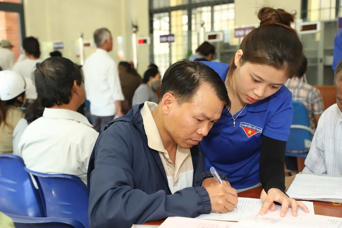 Người dân được hướng dẫn khi làm thủ tục hành chính. Ảnh: Võ Hà Người dân được hướng dẫn khi làm thủ tục hành chính. Ảnh: Võ Hà