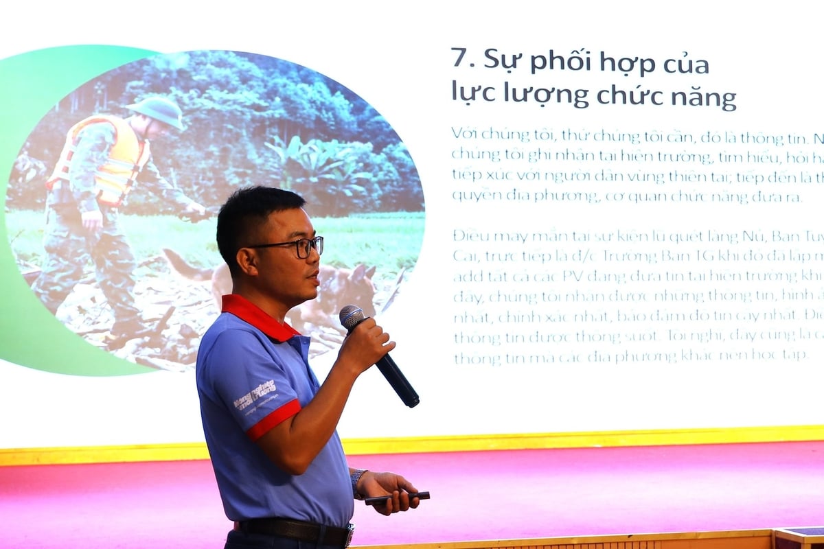Phóng viên Kiên Trung, Báo Nông nghiệp và Môi trường, chia sẻ những kinh nghiệm tác nghiệp trong điều kiện thiên tai. Ảnh: Phạm Hiếu.