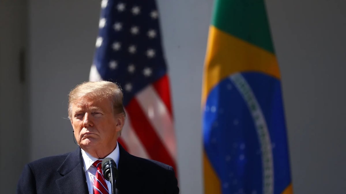 Tổng thống Donald Trump đứng trước lá cờ Mỹ và Brazil. Ảnh: Bloomberg. Tổng thống Donald Trump đứng trước lá cờ Mỹ và Brazil. Ảnh: Bloomberg.