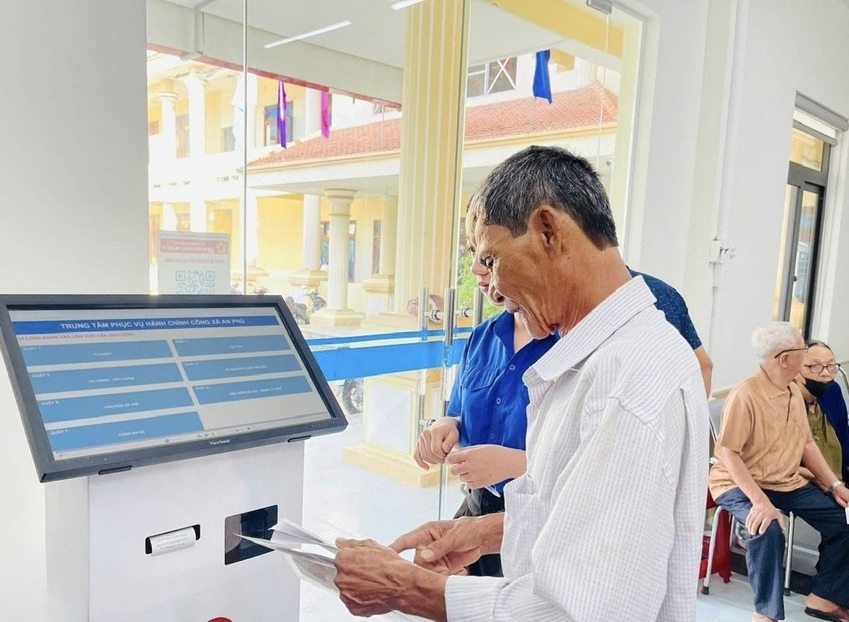 Người dân bước đầu ghi nhận sự thuận tiện hơn trong việc giải quyết thủ tục hành chính khi chính quyền tổ chức gần dân, sát dân. Ảnh: Võ Hà Người dân bước đầu ghi nhận sự thuận tiện hơn trong việc giải quyết thủ tục hành chính khi chính quyền tổ chức gần dân, sát dân. Ảnh: Võ Hà