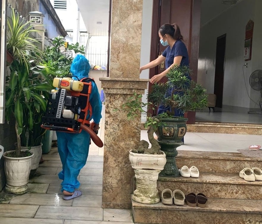 Lực lượng y tế TP Huế xử lý môi trường để phòng chống bệnh viêm cầu lợn. Ảnh: V.D.