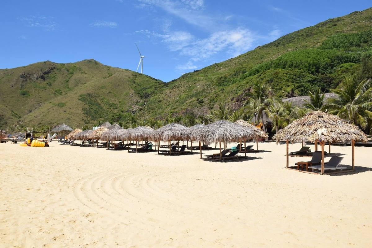 Bãi biển Kỳ Co cát trắng mịn hấp dẫn du khách. Ảnh: V.Đ.T. Bãi biển Kỳ Co cát trắng mịn hấp dẫn du khách. Ảnh: V.Đ.T.