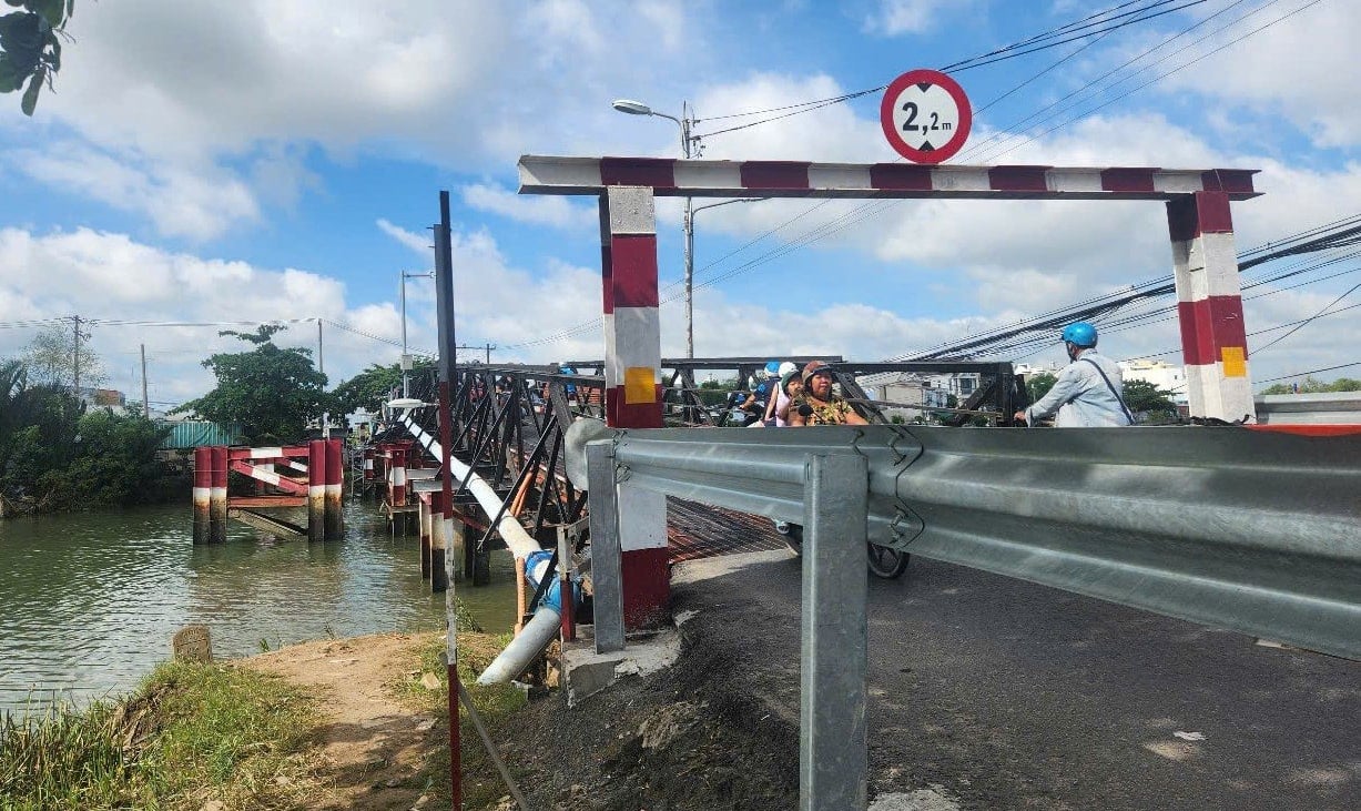 Cầu Rạch Tôm không còn đáp ứng được tải trọng khai thác, tiềm ẩn nguy cơ mất an toàn giao thông, đặc biệt khi lưu lượng xe qua lại ngày càng nhiều. Ảnh: Thục Vy. Cầu Rạch Tôm không còn đáp ứng được tải trọng khai thác, tiềm ẩn nguy cơ mất an toàn giao thông, đặc biệt khi lưu lượng xe qua lại ngày càng nhiều. Ảnh: Thục Vy.