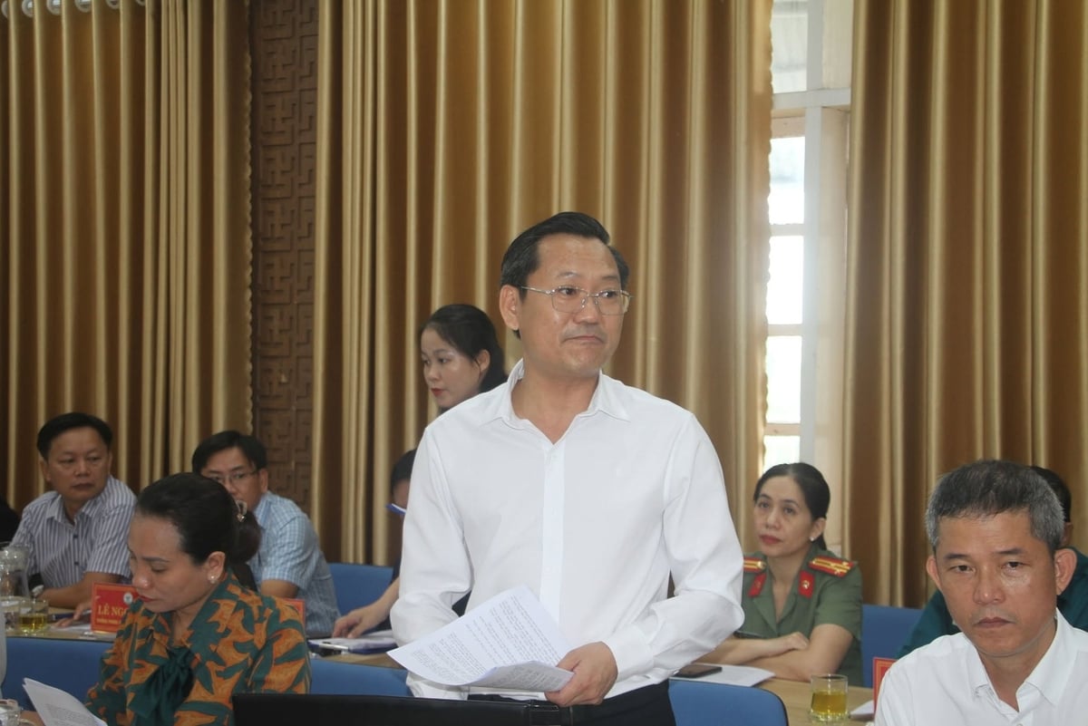Ông Trần Trung Hậu, Chủ tịch UBND phường Hương Trà kiến nghị thành phố Đà Nẵng thống nhất chủ trương, hỗ trợ kinh phí cho địa phương triển khai một số công trình trọng điểm nhằm phục vụ đời sống người dân. Ảnh: L.K. Ông Trần Trung Hậu, Chủ tịch UBND phường Hương Trà kiến nghị thành phố Đà Nẵng thống nhất chủ trương, hỗ trợ kinh phí cho địa phương triển khai một số công trình trọng điểm nhằm phục vụ đời sống người dân. Ảnh: L.K.