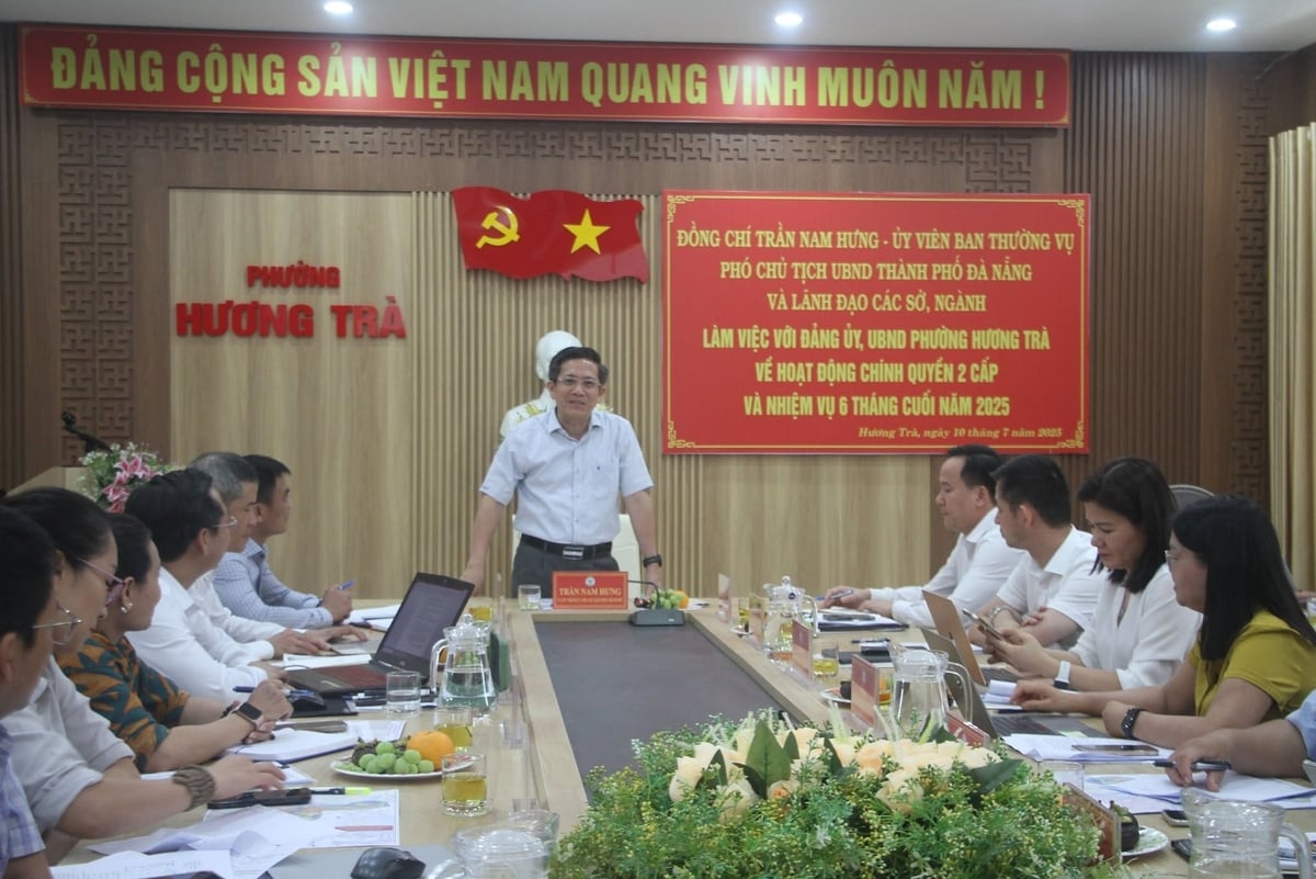 Phó Chủ tịch UBND TP Đà Nẵng Trần Nam Hưng đề nghị phường Hương Trà hoàn thiện hồ sơ đăng ký để thành phố có kế hoạch đầu tư trung hạn đối với những công trình dự kiến triển khai trên địa bàn. Ảnh: L.K. Phó Chủ tịch UBND TP Đà Nẵng Trần Nam Hưng đề nghị phường Hương Trà hoàn thiện hồ sơ đăng ký để thành phố có kế hoạch đầu tư trung hạn đối với những công trình dự kiến triển khai trên địa bàn. Ảnh: L.K.