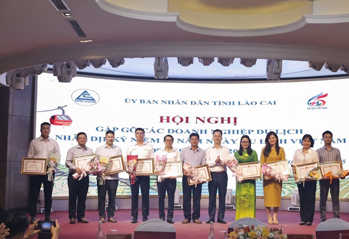 UBND tỉnh Lào Cai tặng Bằng khen cho nhiều tập thể và cá nhân có những đóng góp nổi bật trong việc quảng bá du lịch địa phương. UBND tỉnh Lào Cai tặng Bằng khen cho nhiều tập thể và cá nhân có những đóng góp nổi bật trong việc quảng bá du lịch địa phương.