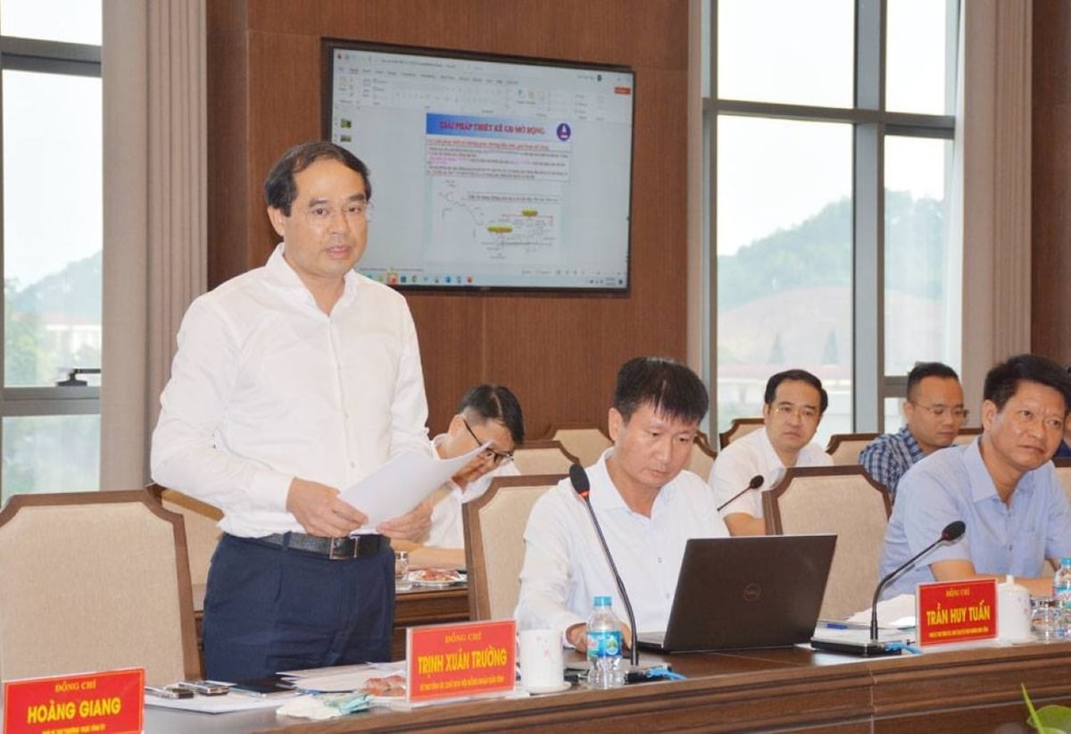 Bí thư Tỉnh ủy Lào Cai yêu cầu các sở ngành của tỉnh, chính quyền các địa phương phối hợp chặt chẽ với VEC để khẩn trương khởi công dự án trong tháng 9 năm nay. Ảnh: Văn Đức. Bí thư Tỉnh ủy Lào Cai yêu cầu các sở ngành của tỉnh, chính quyền các địa phương phối hợp chặt chẽ với VEC để khẩn trương khởi công dự án trong tháng 9 năm nay. Ảnh: Văn Đức.